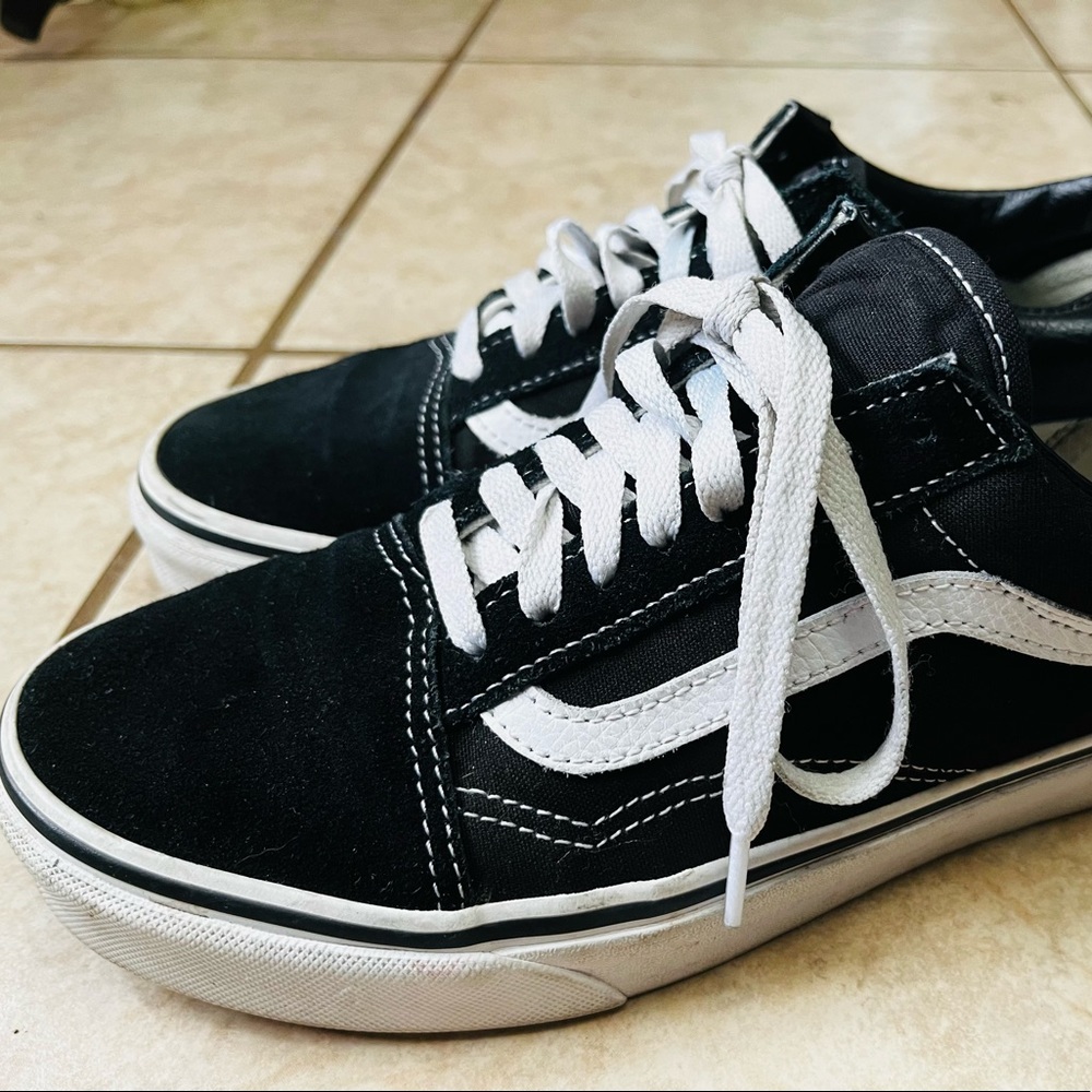 Black Vans Size 8 women / Size 6.5 Men